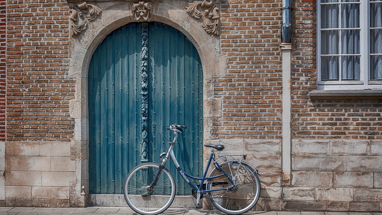 bicycle, wall, brick, city, building, house, outdoor, blue, transport, bicycle, bicycle, bicycle, bicycle, bicycle, wall, wall, house, house