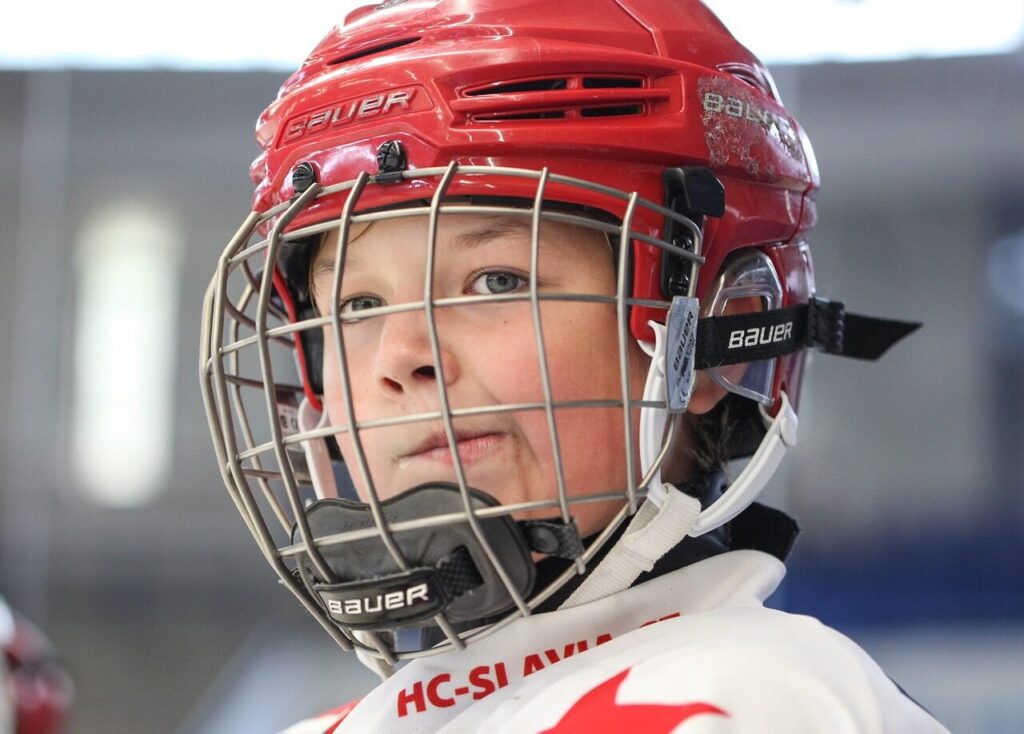 hockey, slavia, skater, hockey player, winter, winter sports, winter sport, joy, hockey stick, captain, puck, ice, skating, sport, emotion, face, reflection