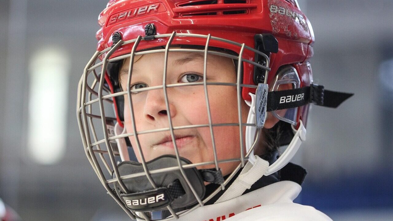 hockey, slavia, skater, hockey player, winter, winter sports, winter sport, joy, hockey stick, captain, puck, ice, skating, sport, emotion, face, reflection